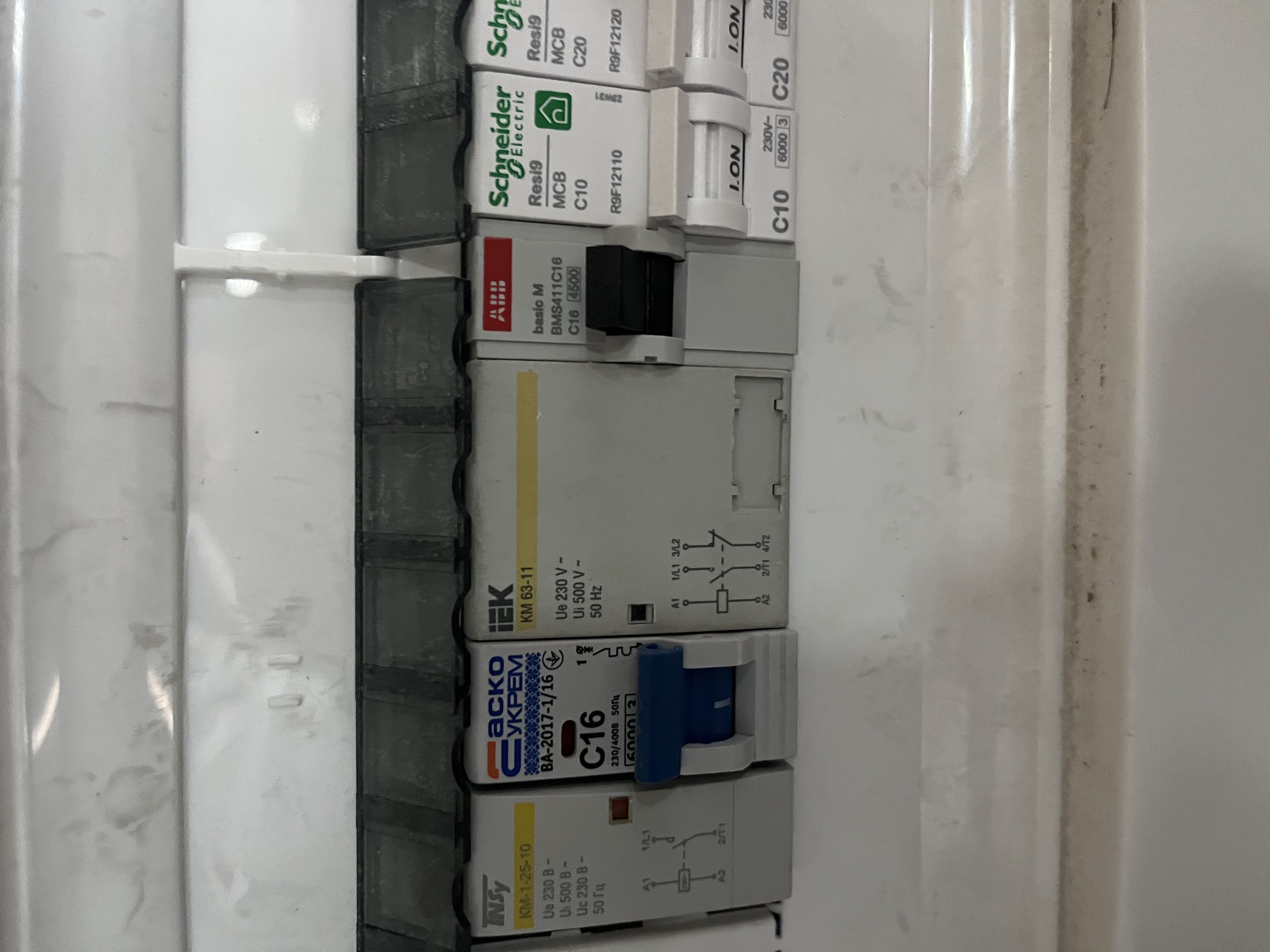 Контактор по центру