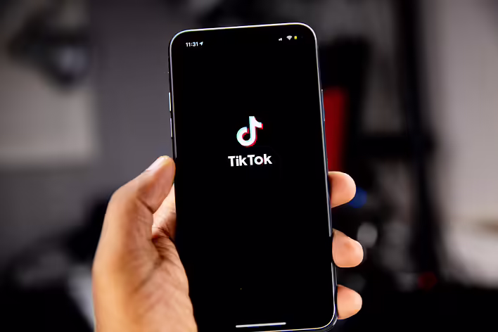 TikTok і культура споживання: Як платформа диктує нам, що носити, слухати та думати